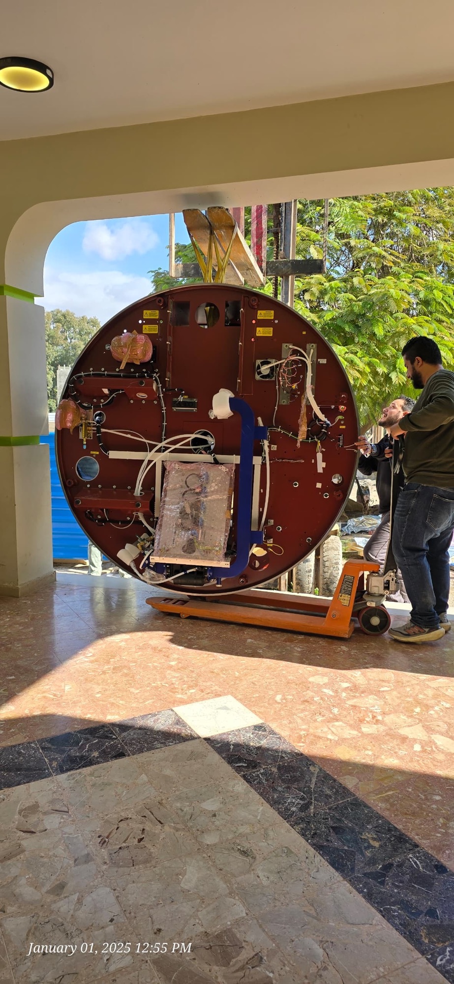 تركيب جهاز المعجل الخطي الجديد